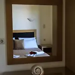 Marina Pansion Hotell Nidhrion